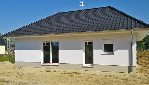 Deutsche-Politik-News.de | Dieser Bungalow Rerik ist am kommenden Wochenende in Ludwigsfelde zu besichtigen. Foto: Roth-Massivhaus